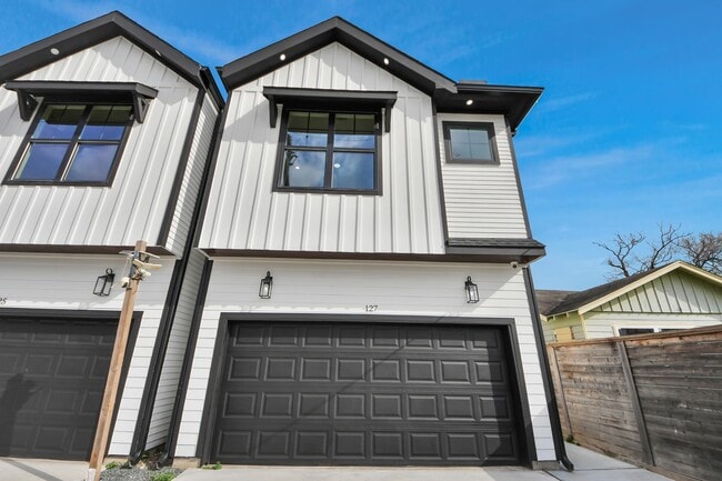 Photo - 127 E 38th St