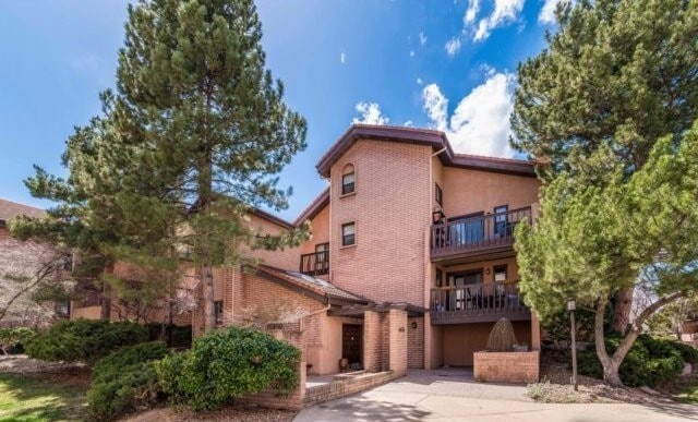 Building Photo - Updated 2 bed 2 bath Plus Office (Or Third... Rental