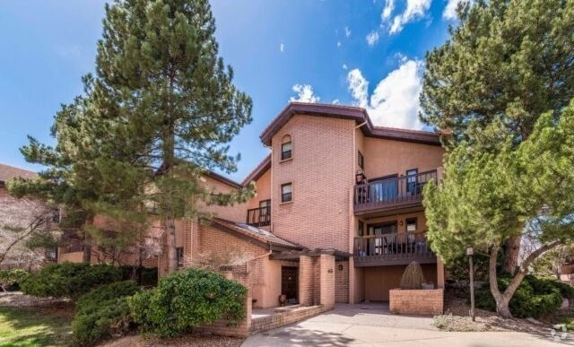 Building Photo - Updated 2 bed 2 bath Plus Office (Or Third... Rental
