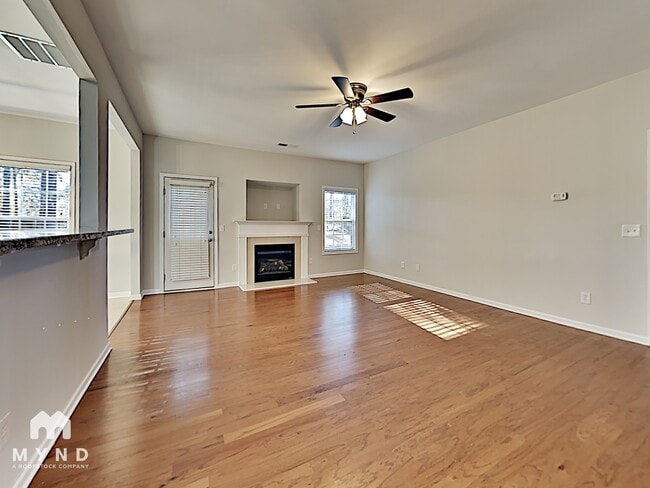 Photo - 525 Vickers Ln