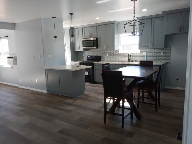 720 W 214th St