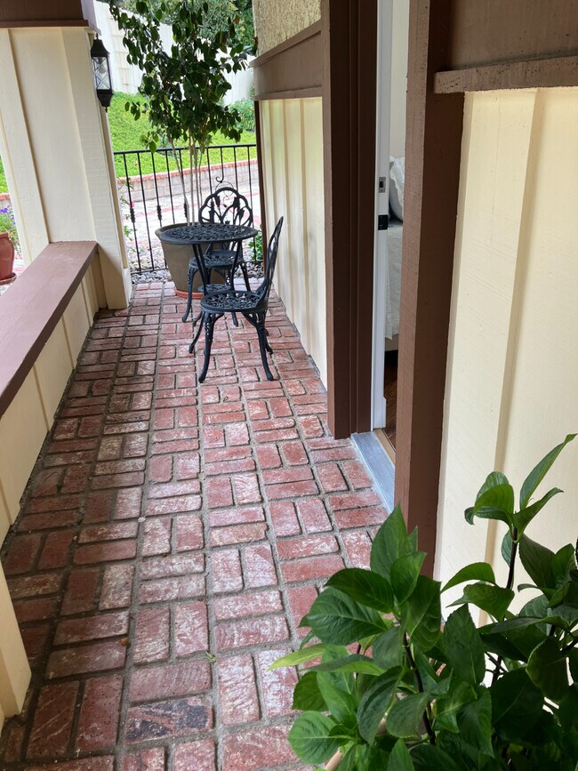 [PRIVATE PATIO