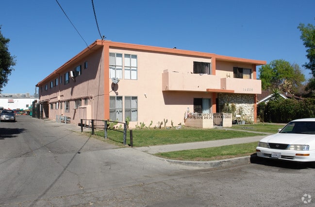 Building Photo - 14039 Archwood St Rental
