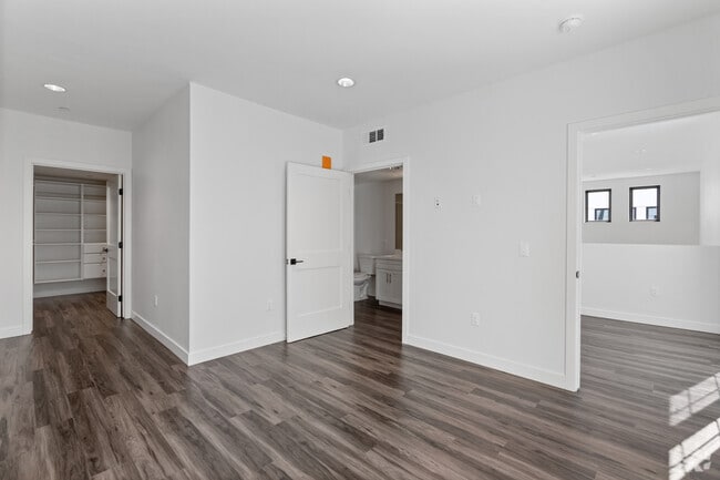 4BR, 4BA - 1,370SF