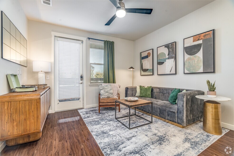 1BR, 1BA - 724SF - Living Room