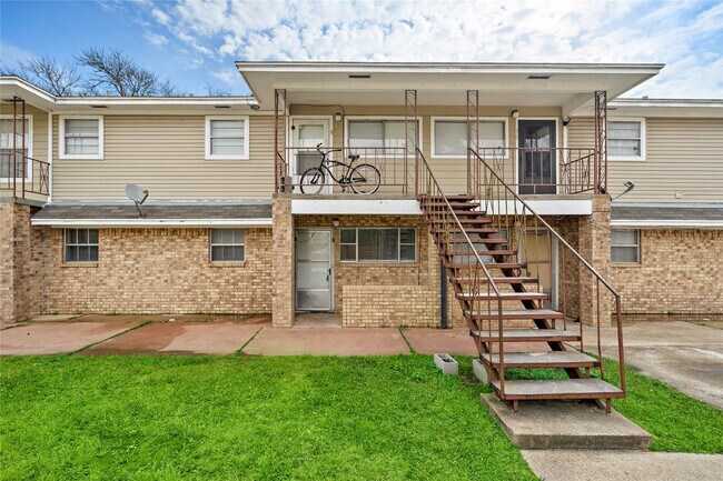 Photo - 2729 Main St