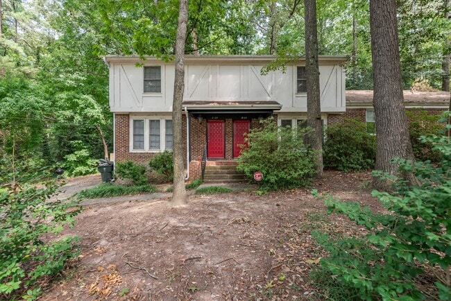 Building Photo - Raleigh 2bedroom 1.5 bathroom townhome- Av...