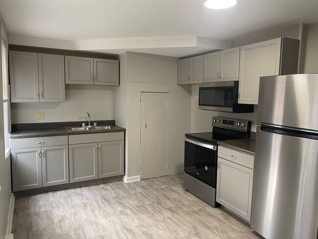 Building Photo - 430 S Queen St Unit 430 S. Queen St. Rear