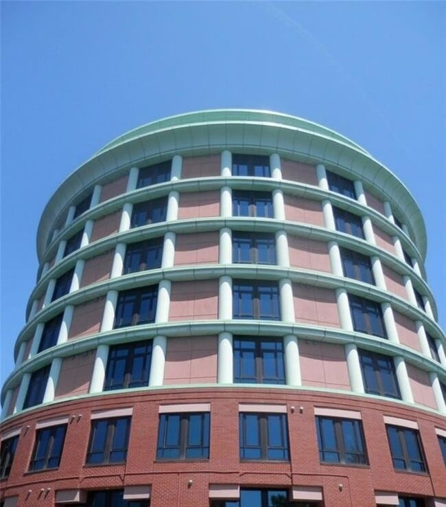 Building Photo - 1 Bedroom 2 Bath Condo in The Rotundra