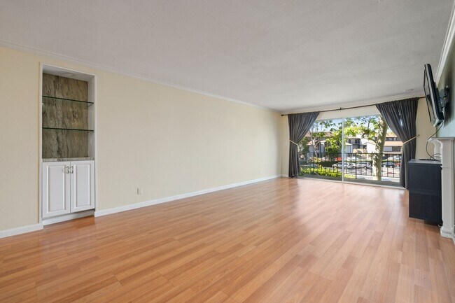 Photo - COMING AVAILABLE 4/5/26: Updated Versailles Condo in Newport Beach Unidad 117