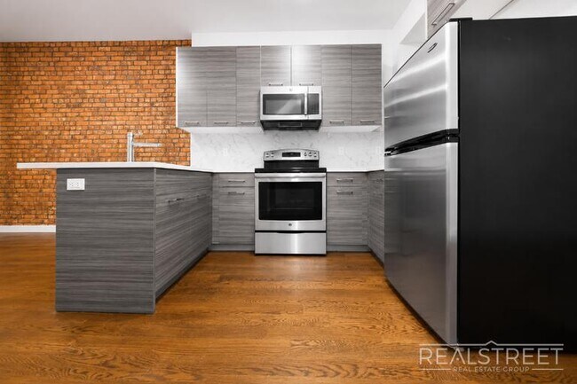 Modern 4 Bed 2 Bath Duplex with Yard in Stuyvesant Heights