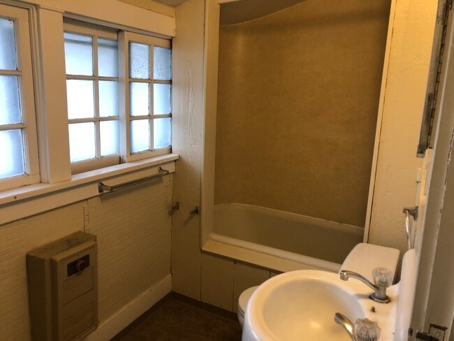 Photo - 325 NE Spaulding St