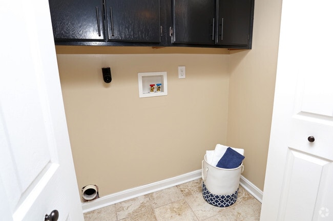 2BR, 1BA - 1000 SF - Laundry Hook Up