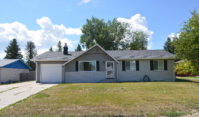 Building Photo - Large Single Family Home!