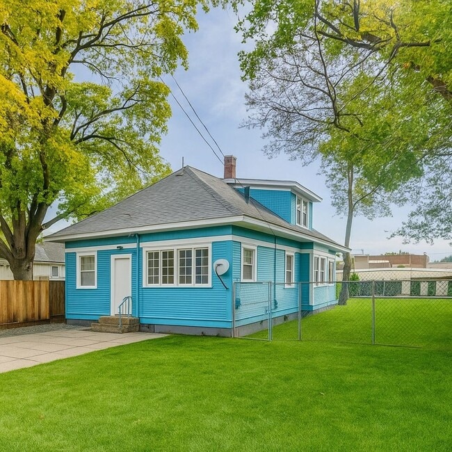 Building Photo - Cute, remodeled home!!