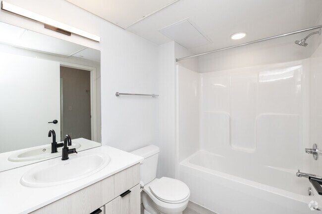 1BR, 1BA - 530SF - Bathroom