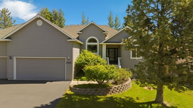 Building Photo - Charming Awbrey Butte Home Available NOW