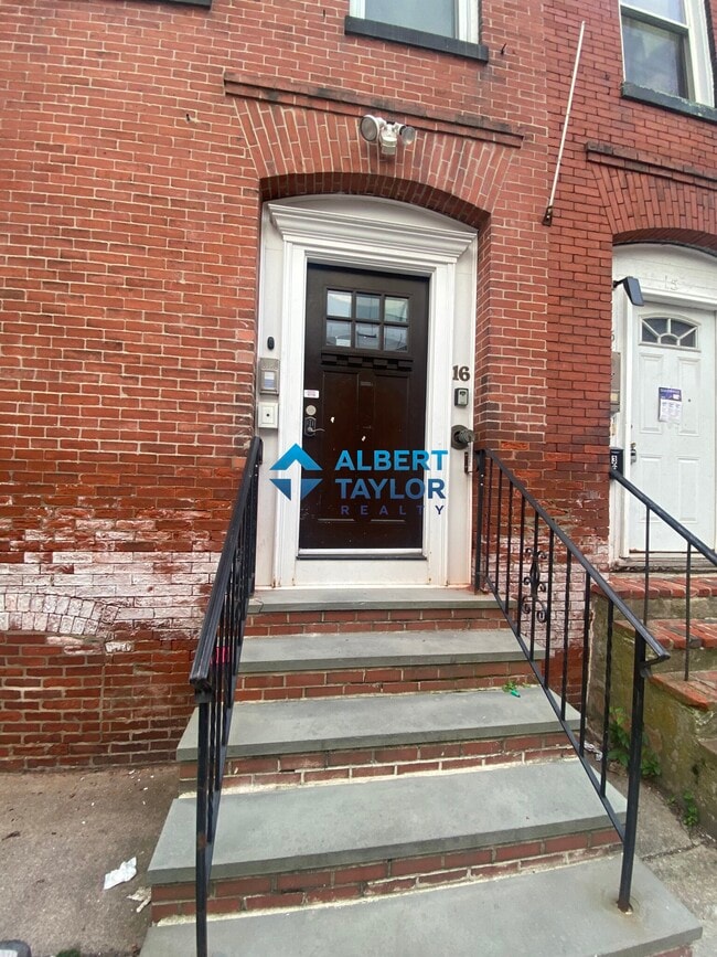 Building Photo - 16 Sewall St Unit 2