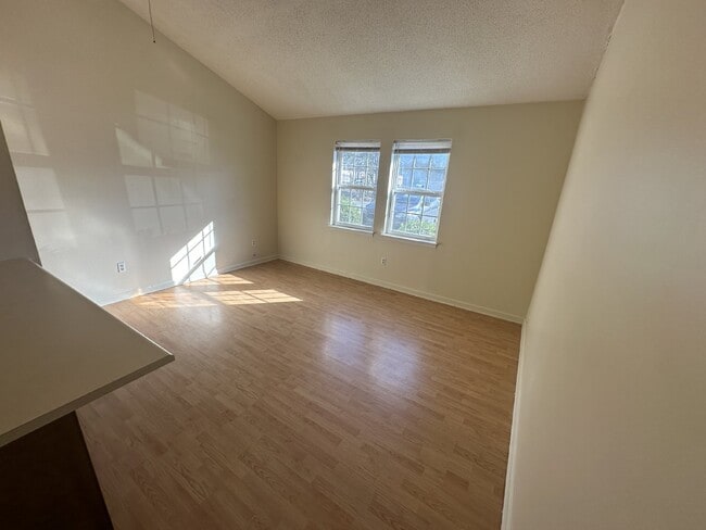 Building Photo - Apartment For Rent