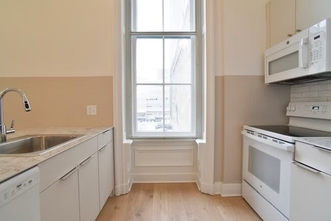 Building Photo - 30 W Broad St