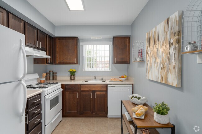 2BR, 2BA - 899SF