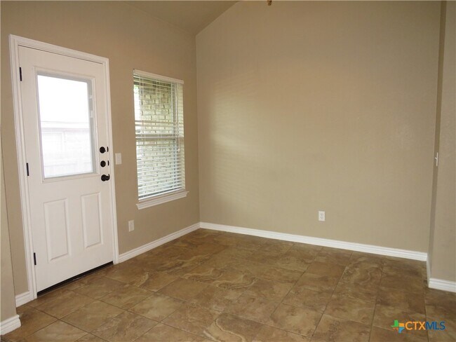 Photo - 405 Sladecek Dr