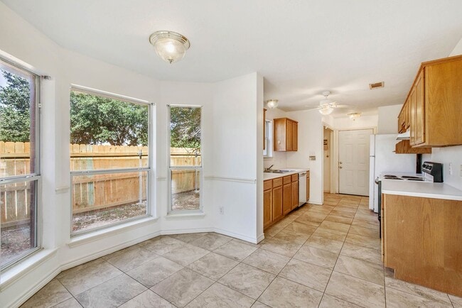 Photo - Available August 2026!  3 Bedroom 3 Bathroom Duplex with Yard Close to Campus/Bus Route!