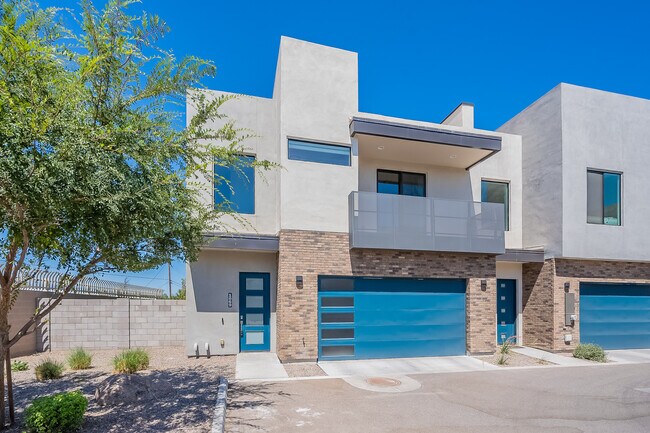 Photo - 901 S Smith Rd