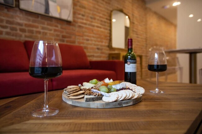 Photo - 1520 Av des Pins O Unit FL2-ID1310912P