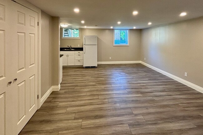 Building Photo - 55 Courtice Crescent