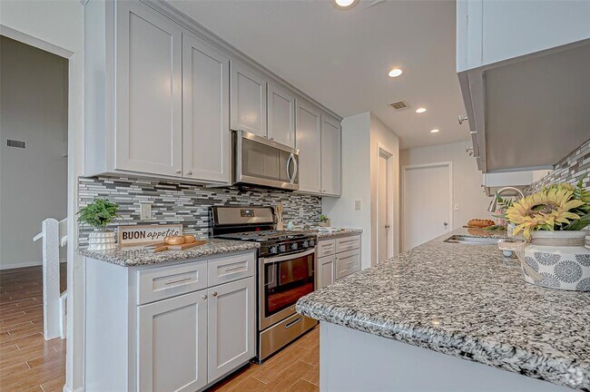 Building Photo - 2022 Highland Hills Dr Rental