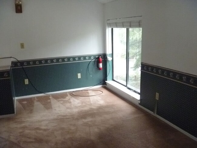 Building Photo - Southwood Glen - Newly painted!!