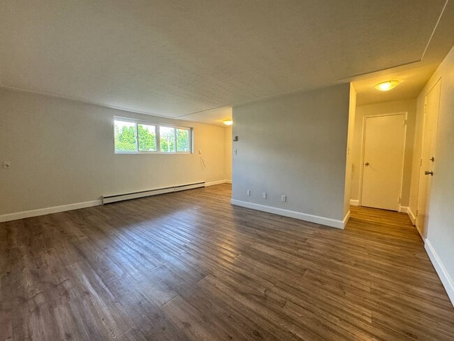 Building Photo - 1100 Wellington St