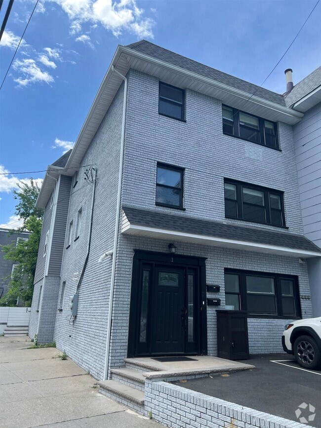 Building Photo - 1 Reservoir Ave Unit Apt 1