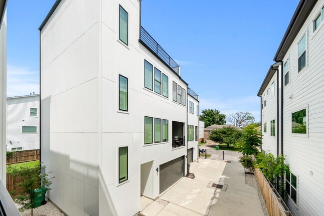 Building Photo - 3010 Delano St