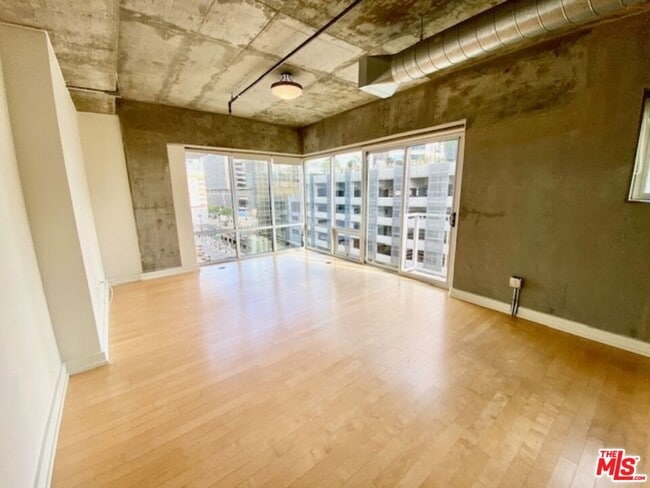 Photo - 645 W 9th St Unit 620