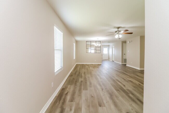 Photo - 806 Moss Glen Trail