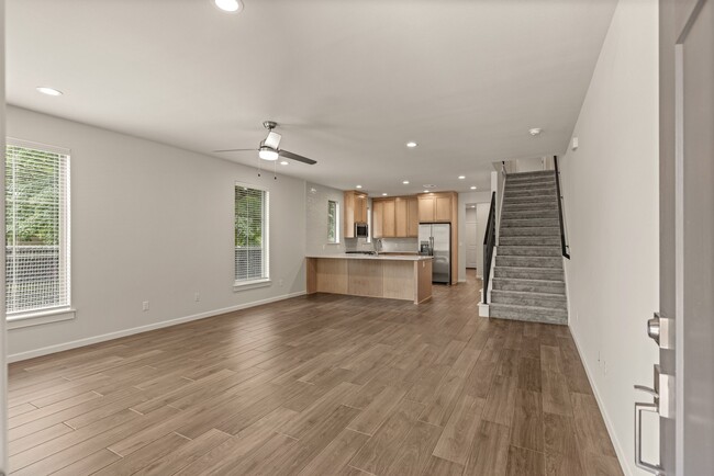 Photo - 319 W Commercial St