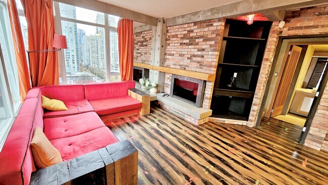 Photo - 480 Robson St