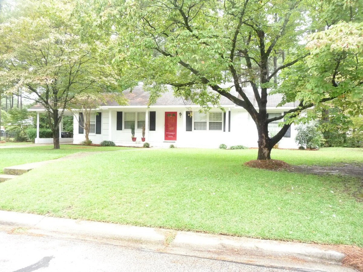 Great location....near everything! - Great location....near everything! House