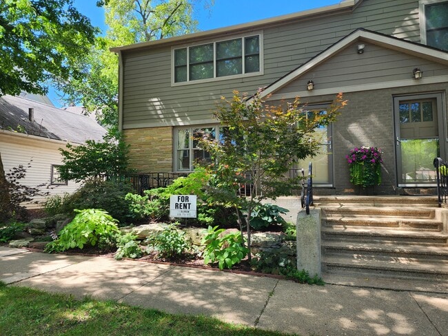 Outside view and entrance on left. - 316 S Charter St Unit HOME