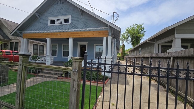 Photo - 2117 Marion St
