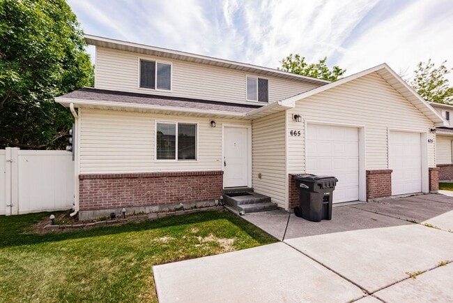 Updated 2-Bedroom Home with Garage and Fen... - Updated 2-Bedroom Home with Garage and Fen...