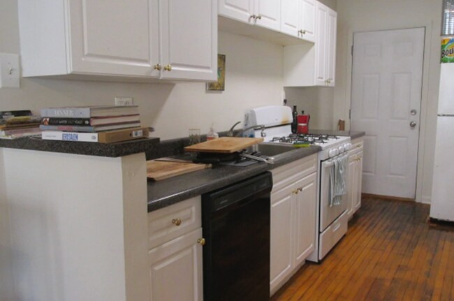 Photo - 719 W Roscoe St