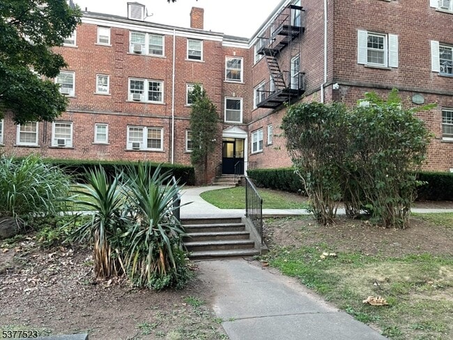 Building Photo - 77 Forest Hill Pkwy Unit 2K Rental