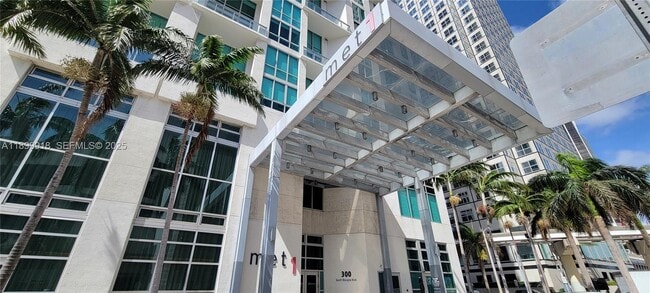 Building Photo - 300 S Biscayne Blvd Unit 1004