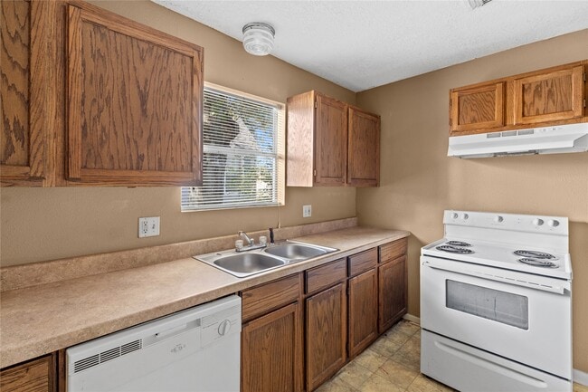 Photo - 2200 Peach Ave