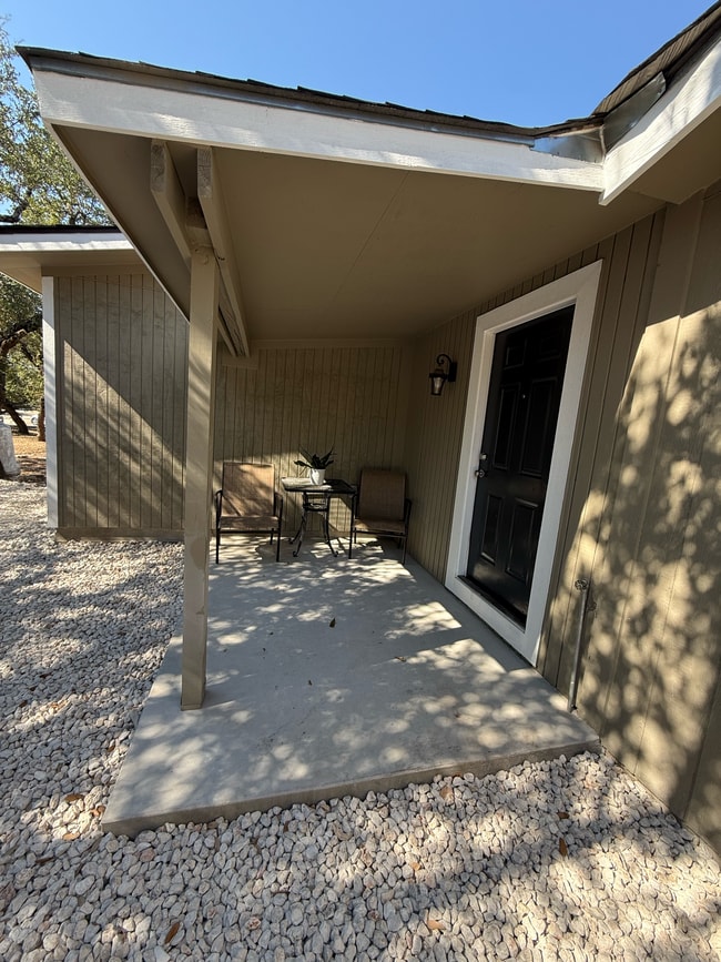 Outdoor sitting area - 1005 Horizon Park Blvd