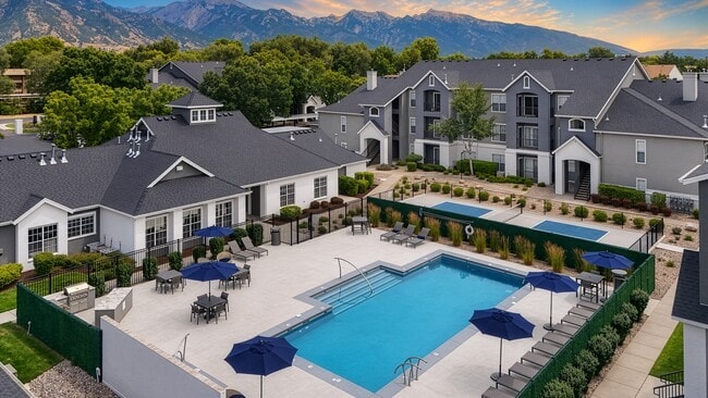 RESORT STYLE POOL | PRESTON HOLLOW