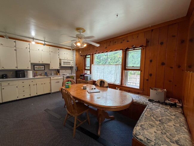 3 bedroom 1 bath Apartment Available June 1st!! Massive bedrooms and a 5 minute walk to campus.
